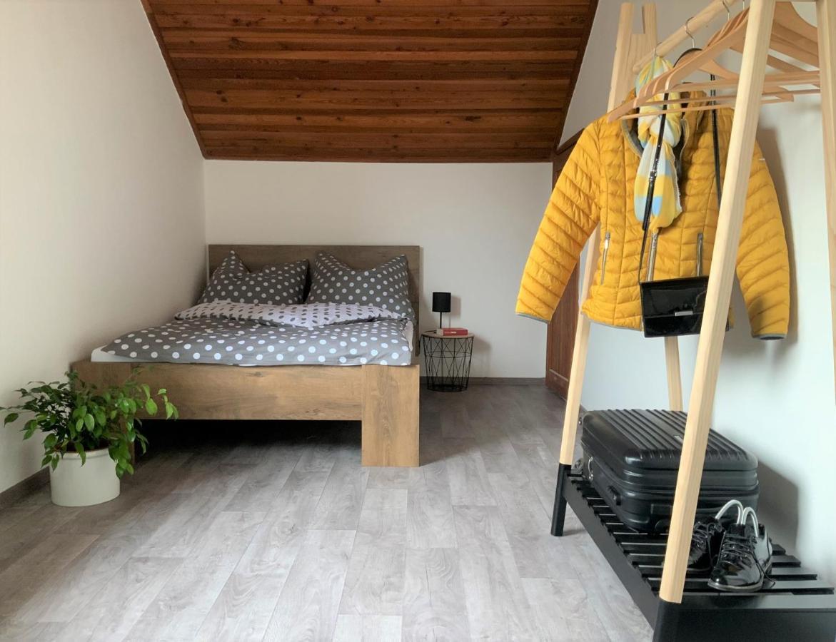 Apartman V Podkrovi Hostinne  ภายนอก รูปภาพ